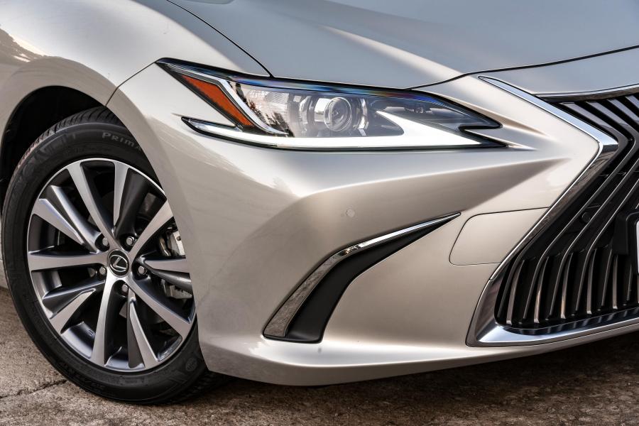 Детали экстерьера Lexus ES300h 2018 года  (ZA) (фото 29 из 45)